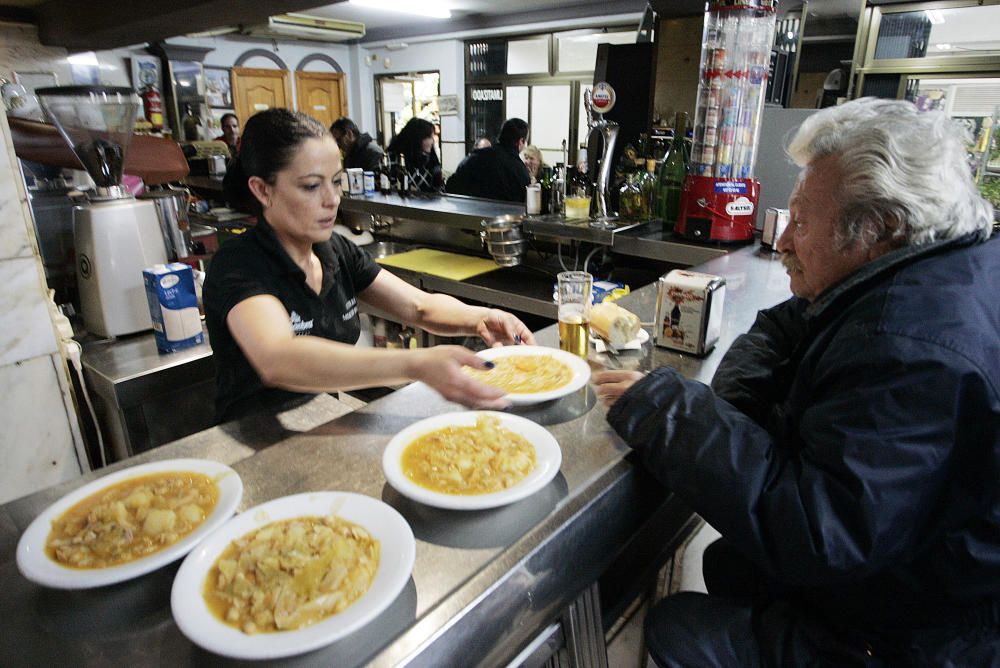 El local ofrece uno de los servicios más económicos de toda España y tiene una clientela habitual formada por pensionistas y familias con hijos sin recursos