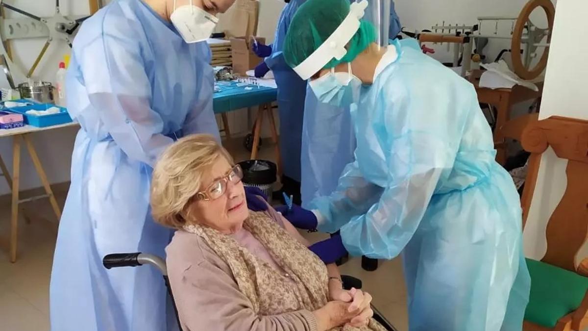 Ángeles Bas Cardona, pionera de la fotografía en Xàbia y primera vecina a la que se vacunó contra la covid
