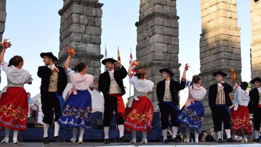 El grupo de Coros y Danzas de Cieza en una actuación en Segovia.