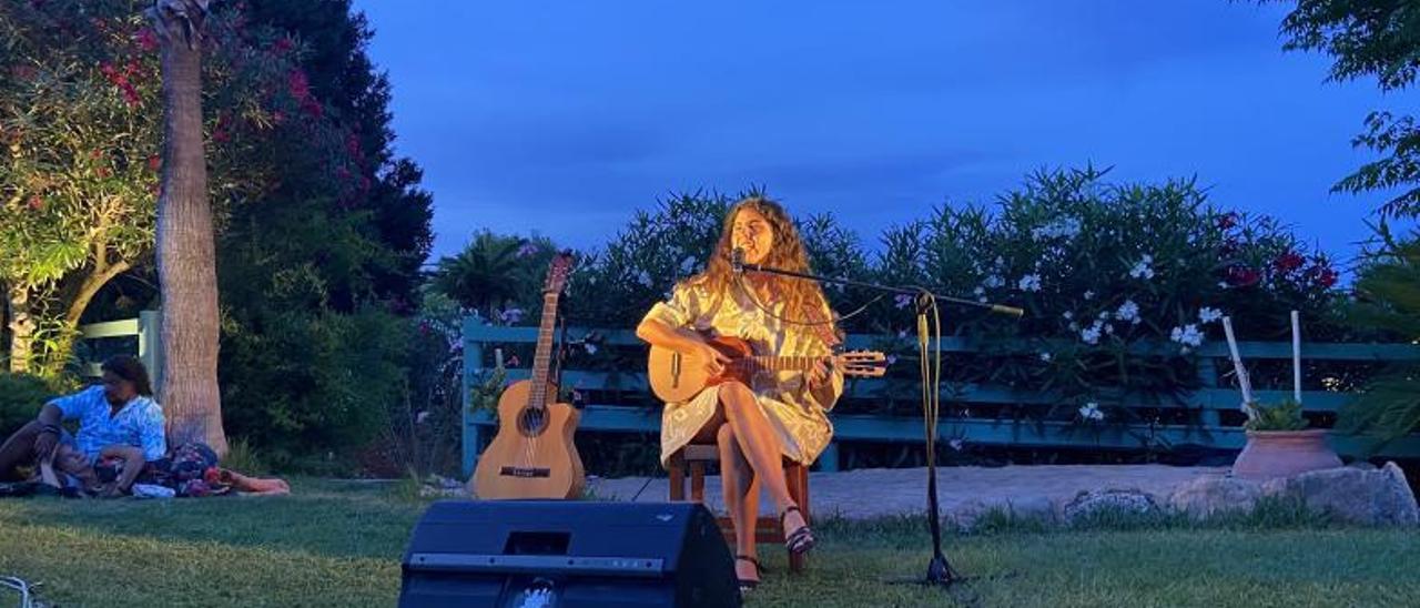 Silvana Estrada toca ‘Sabré olvidar’ durante el concierto.