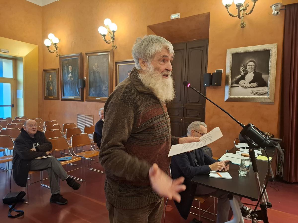 Ernest Molins i Roca intervenint al ple