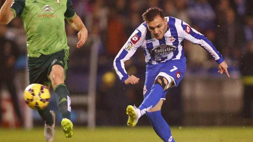 Lucas Pérez dispara a puerta ante el céltico Fontàs en el derbi de la pasada temporada disputado en Riazor.