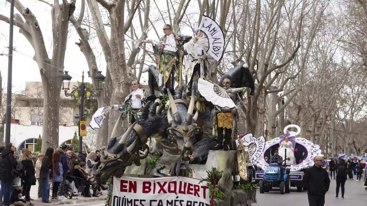 La Cabalgata del Ninot retrata la actualidad de Xàtiva con su afilada sátira