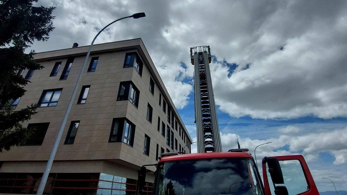 Intervención de los Bomberos en Salgueiriños de Arriba para socorrer a una persona de avanzada edad