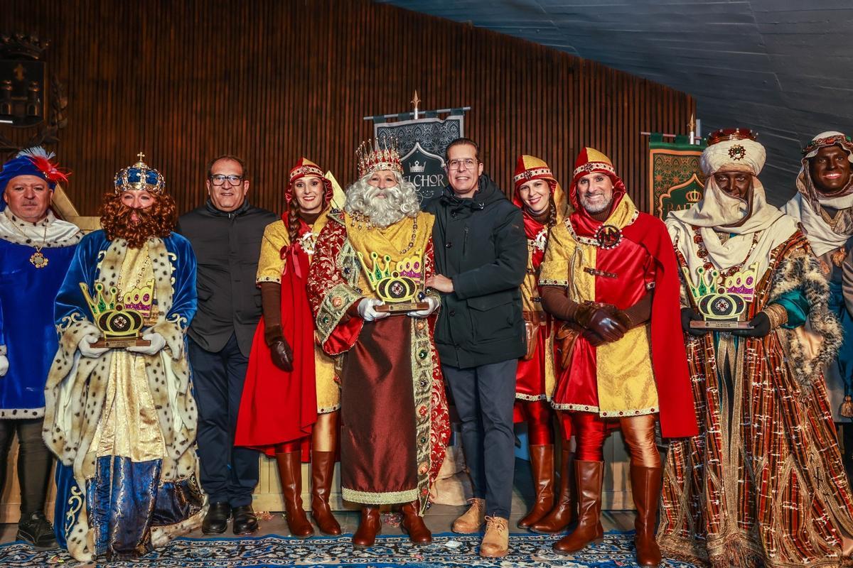 Los Reyes Magos llenan de ilusión las calles de Elda