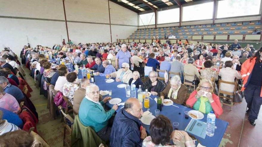 Participantes en la romería, en el pabellón de Santa Cruz, en la pasada edición.