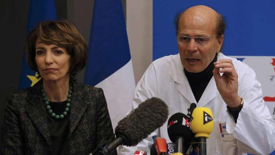 La ministra de Sanidad, Marisol Touraine, y el neurólogo Gilles Hedan, del Hospital de Rennes. // Efe