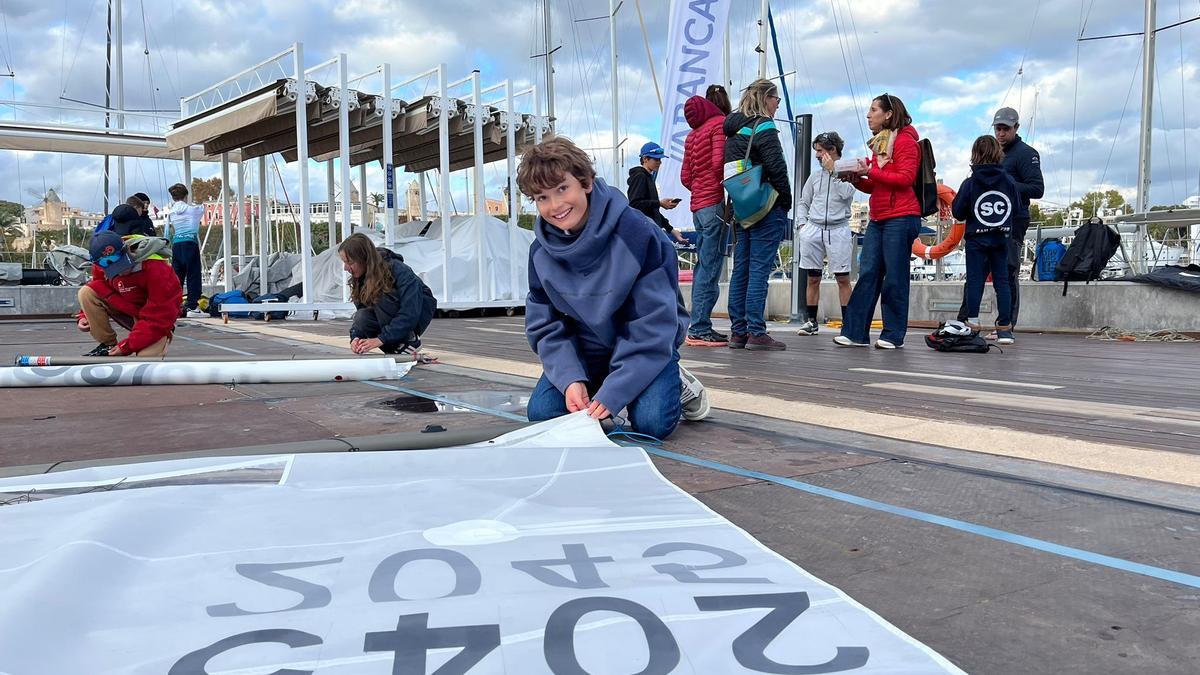 Uno de los participantes preparando su material en la terraza del Real Club Náutico de Palma
