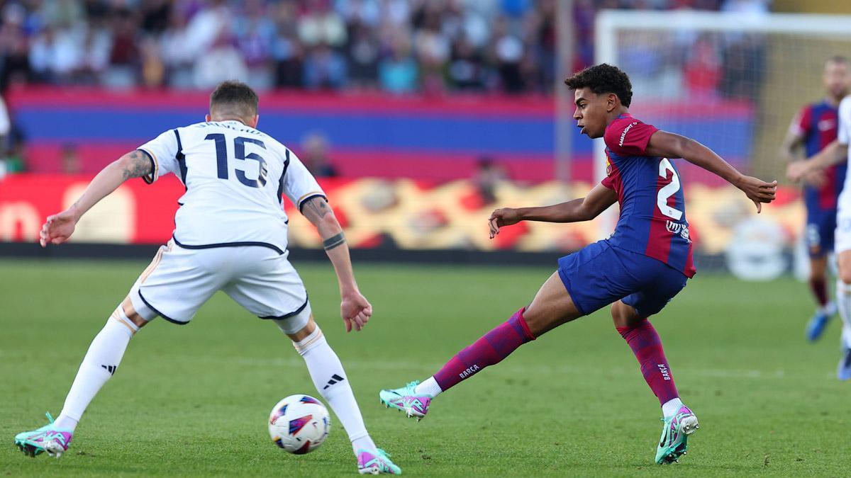 Una imagen del último clásico entre el Barça y el Real Madrid, disputado en Montjuïc el 28 de octubre de 2023. En acción, Lamine Yamal y Valverde