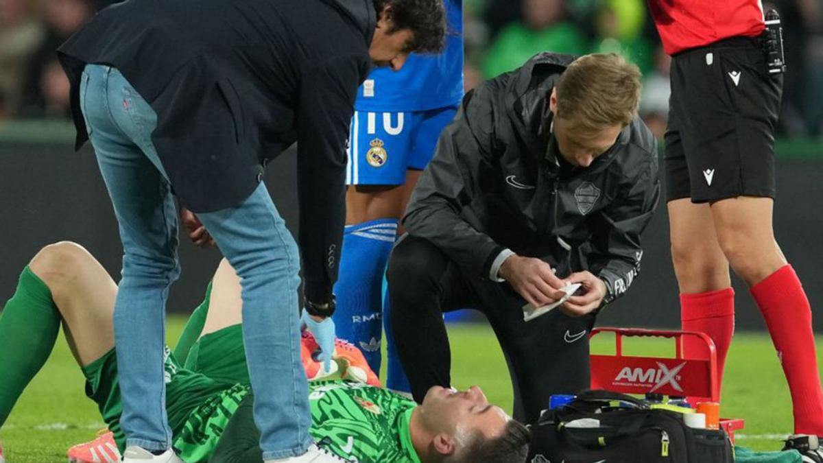 Iñaki Peña, porter de l’Elx, és atès davant Mbappé i l’àrbitre. | ALBERTO SAIZ / AP