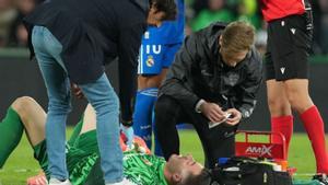 Iñaki Peña, porter de l’Elx, és atès davant Mbappé i l’àrbitre. | ALBERTO SAIZ / AP