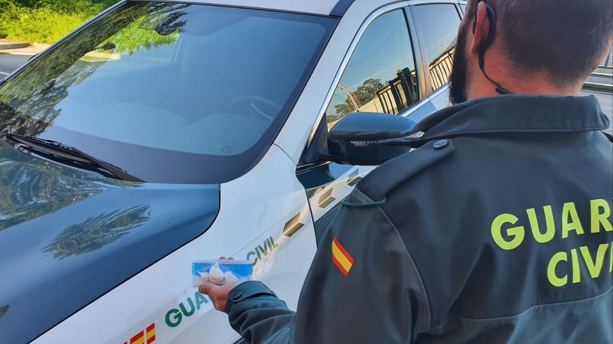 Un agente de la Guardia Civil, en un operativo en A Guarda