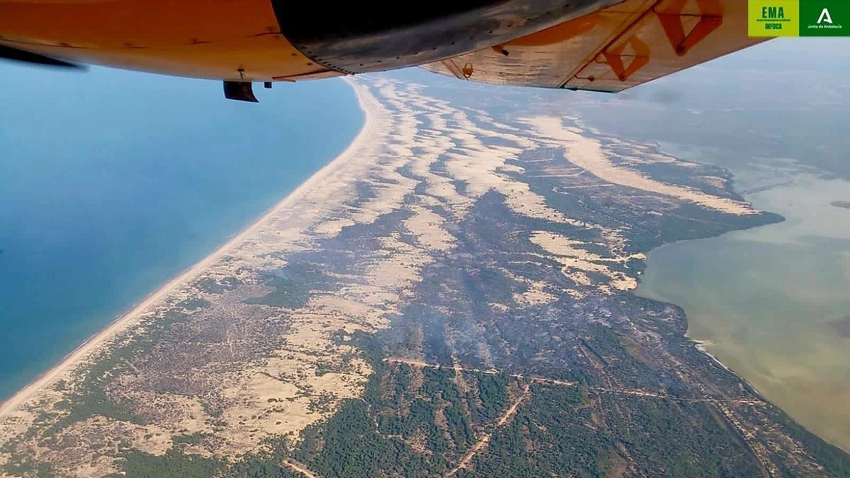 INCENDIO DOÑANA | La Junta de Andalucía da por controlado el incendio de Doñana mientras continúan las labores de extinción