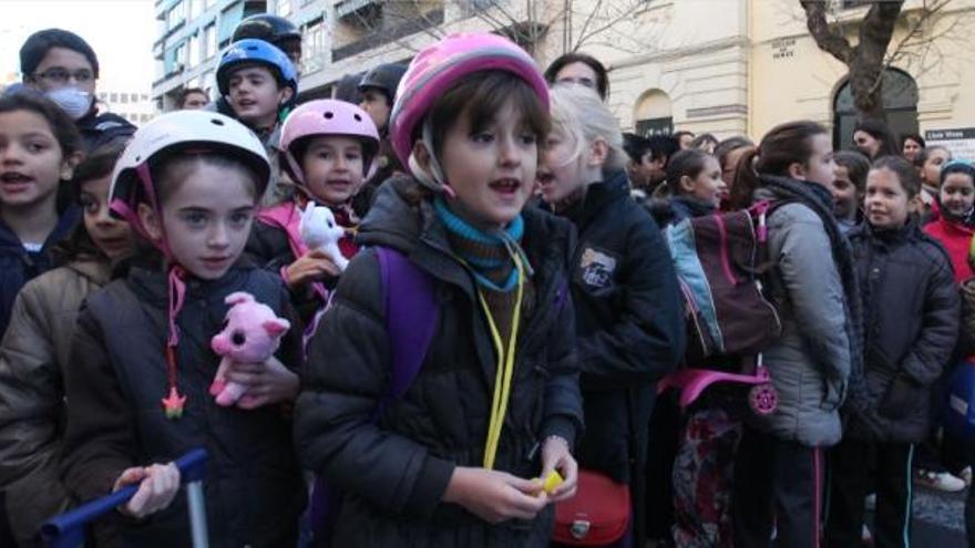 Alumnos del colegio público Lluís Vives protestan con cascos por la caída de un techo.