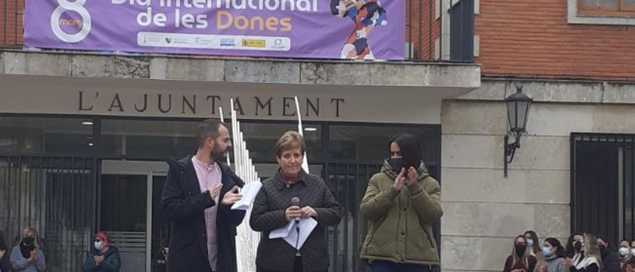 Lectura del manifiesto por el 8M en El Puig.