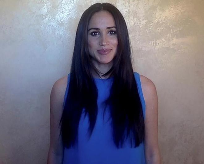 Meghan Markle con la melena lisa y blusa azul