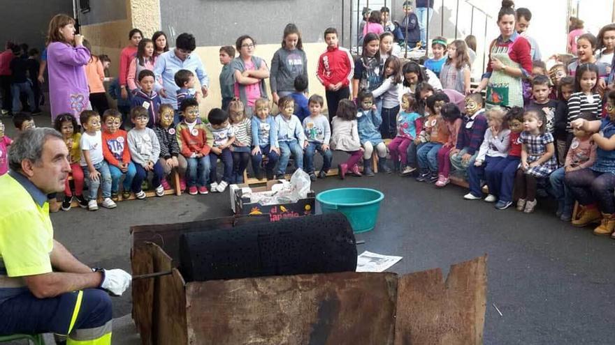 Los escolares del colegio Río Sella de Arriondas, durante el amagüestu.