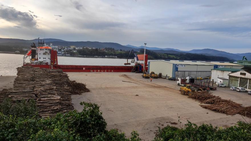 VÍDEO: los operarios descargan la madera del buque varado en la ría del Eo, que finalmente llegó a puerto