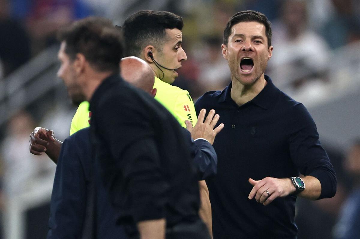 Xabi Alonso increpa a Diego Simeone durante el derbi.