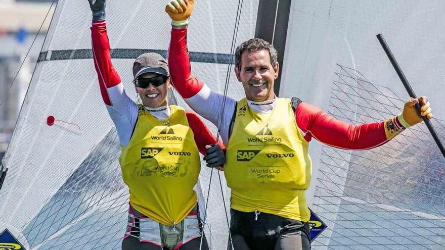 Tara Pacheco y Fernando Echávarri celebran en Santander su título mundial. // Jesús Renedo