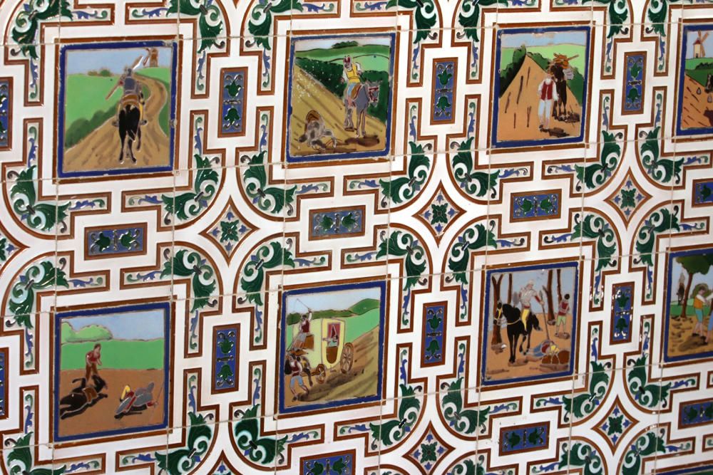 En el Instituto Gaona se encuentra la mayor colección mundial de azulejos sevillanos de la novela de Cervantes, instalados hacia 1933