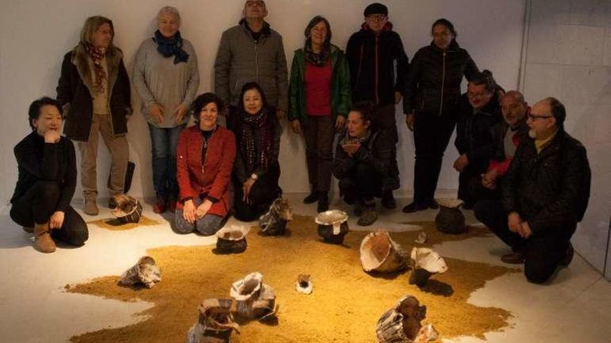 Los asistentes al taller con las obras de Earth Pot.