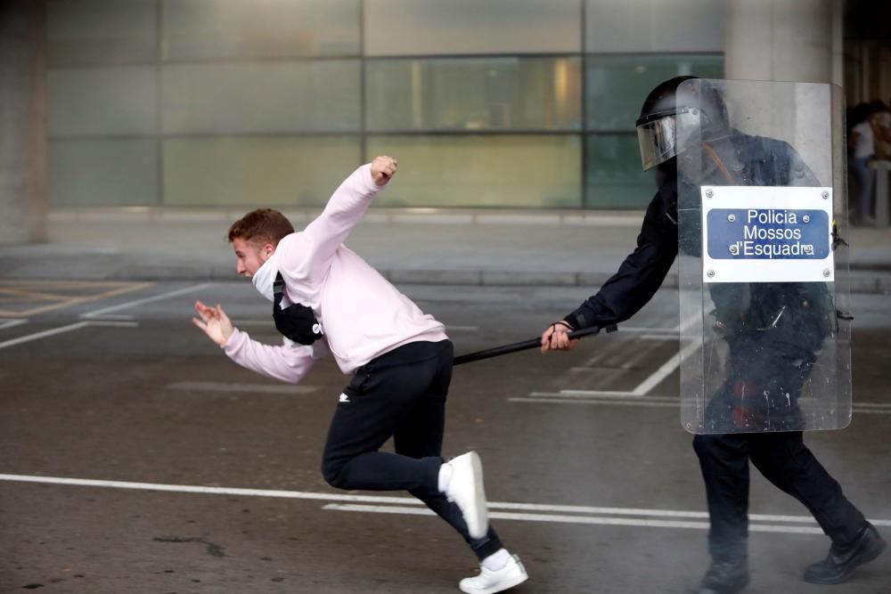 Milers de persones a l'aeroport del Prat