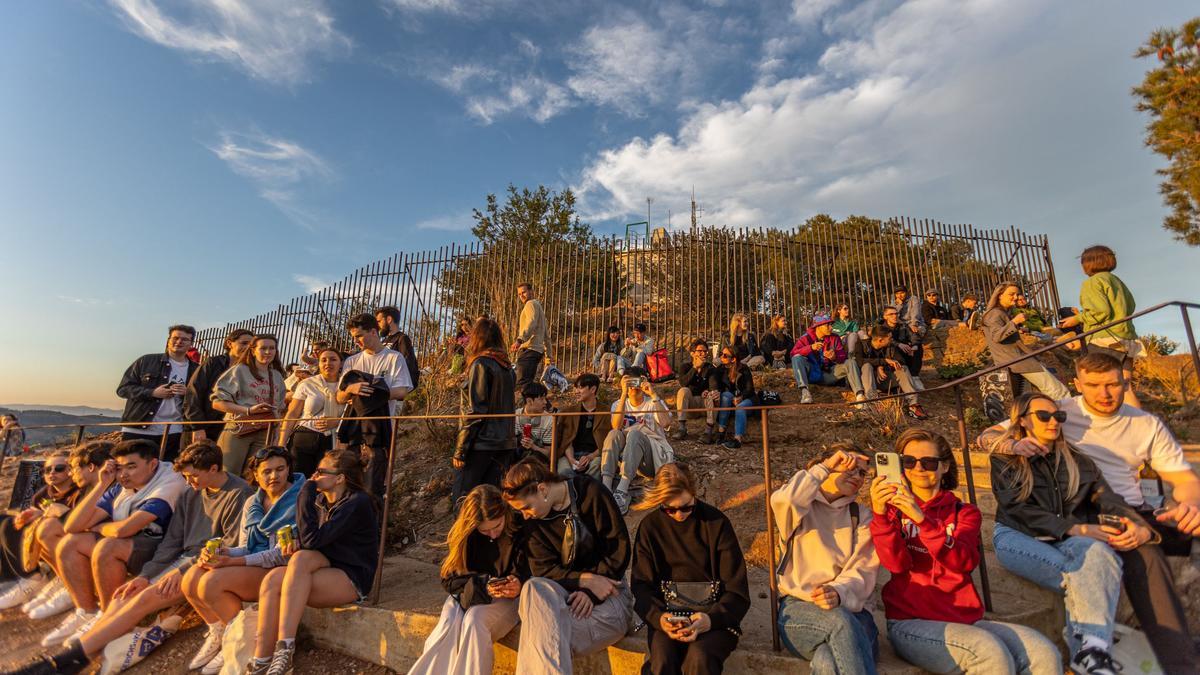 Turistas se acumulan en el exterior de las vallas que rodean los búnkers del Carmel de Barcelona