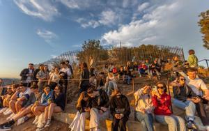 Tercer dia de tancament als búnquers del Carmel de Barcelona: desfilada de turistes al voltant de la tanca