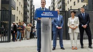 El presidente del Gobierno, Pedro Sánchez, junto a la ministra de Vivienda y Agenda Urbana, Isabel RodrÌguez (2d); el delegado del Gobierno en Andalucía, Pedro Fernández(d), y el alcalde de Dos Hermanas (Sevilla), Francisco Rodríguez (3d).