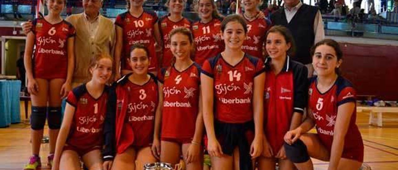 Arriba, las jugadoras de La Calzada celebran uno de los tantos conseguidos. A la izquierda, el equipo infantil del Grupo ganador de su torneo.