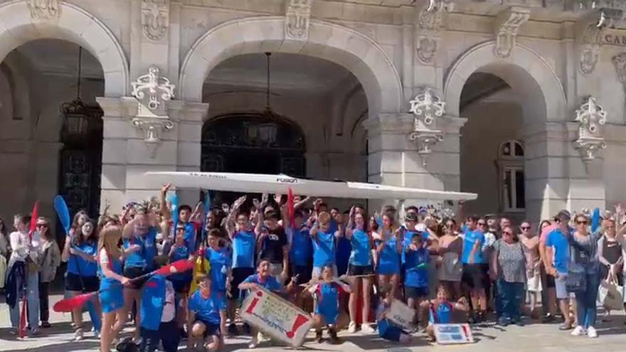 Los piragüistas de As Xubias protestan por el veto a entrenar en la ría y las aguas del Puerto