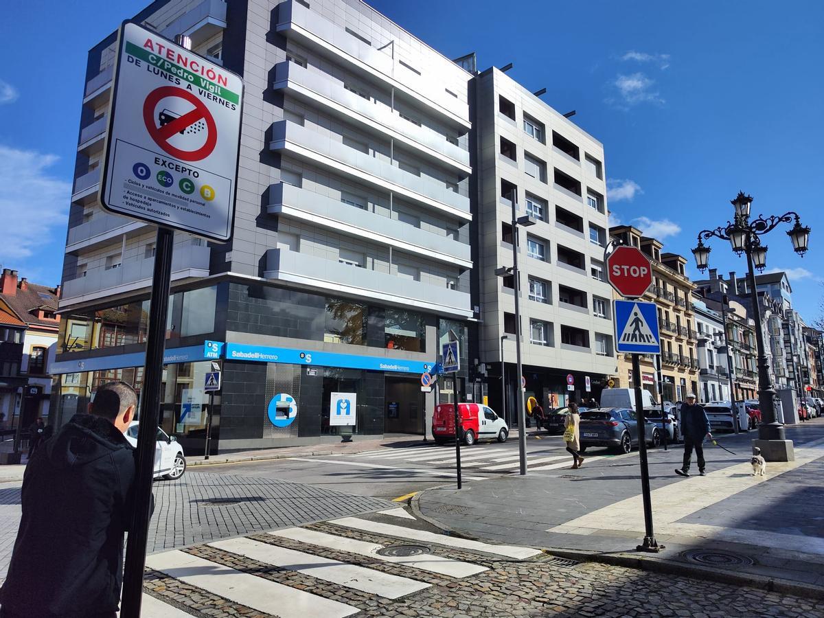 Señal colocada la calle Pedro Vigil, a la izquierda de la imagen.