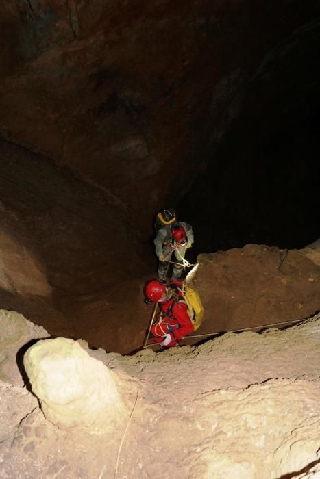 Simulacro de incendio en la cueva de la Campana de Escorca