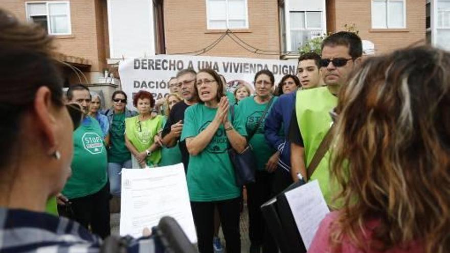 Concentración de la plataforma antidesahucios en Castelló.