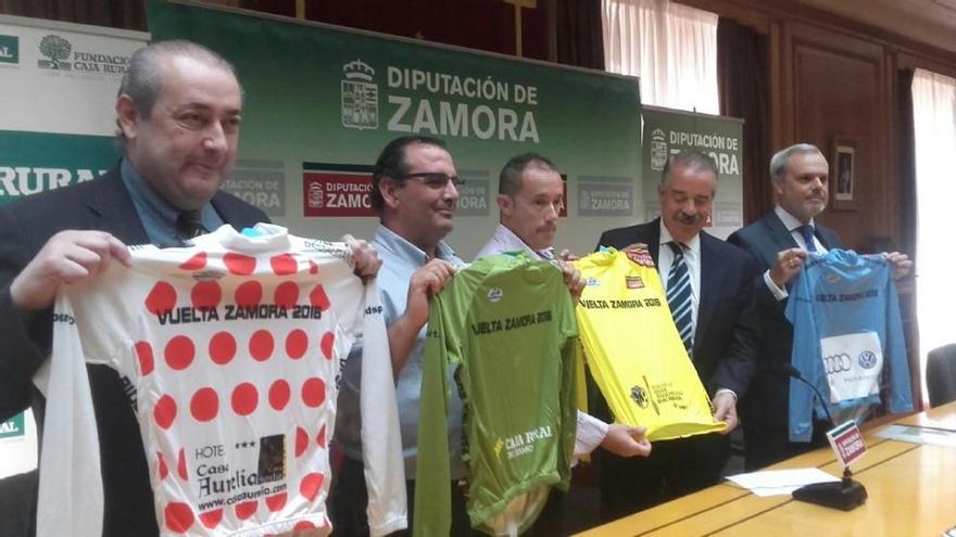 Representantes de la Vuelta, Diputación, Casa Aurelia, Caja Rural y Helmántica.