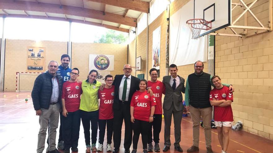 Foto de familia de la primera clase, impartida en el colegio Cardenal Herrera Oria.