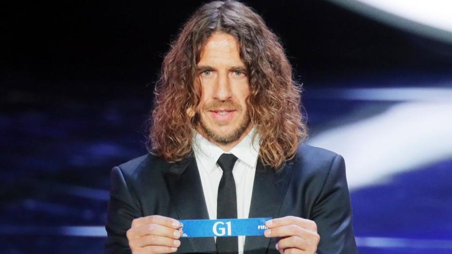 Puyol durante el sorteo de grupos.