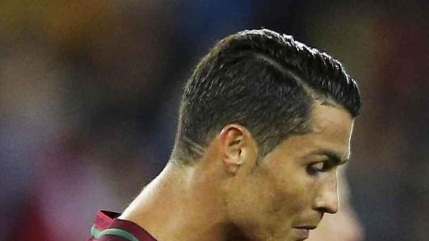 Cristiano Ronaldo se lamenta de una ocasión fallada en el partido ante Austria.