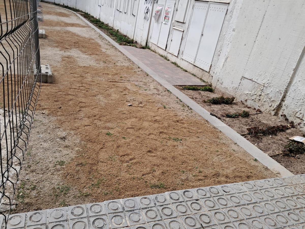 La tanca provisional que han posat per protegir el perímetre del parc on aniran les enfiladisses, que s'han d'acabar de plantar