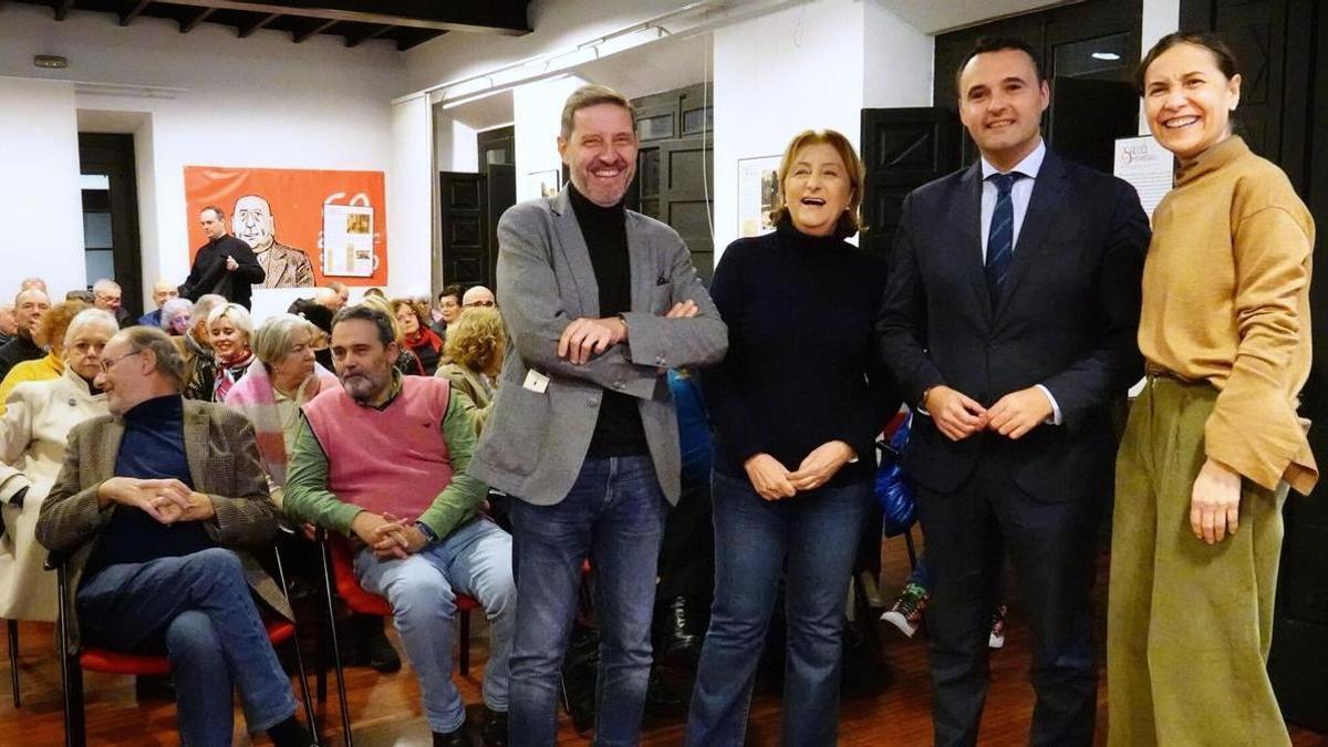 Por la derecha, Dolores Carcedo, Guillermo Peláez, Delia Losa y Carlos Fernández Llaneza, en la Casa del Pueblo.