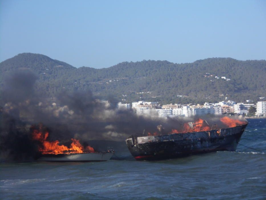 Arden dos barcos enfrente de la costa de Ibiza