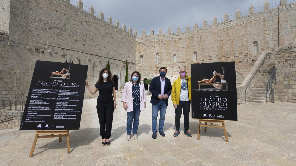 En el centro de la imagen, la diputada de Cultura, Ruth Sanz, y el alcalde de Peñíscola, Andrés Martínez, en la presentación.