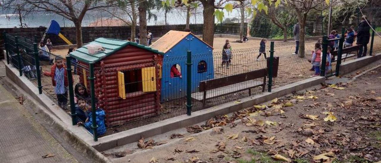 El parque infantil del colegio de Chancelas donde se realizaron mejoras tras el temporal. // Rafa Vázquez