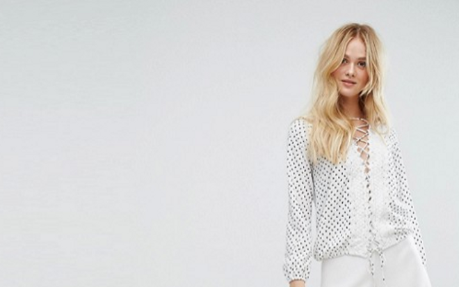 Blusa de lunares acordonada de Asos
