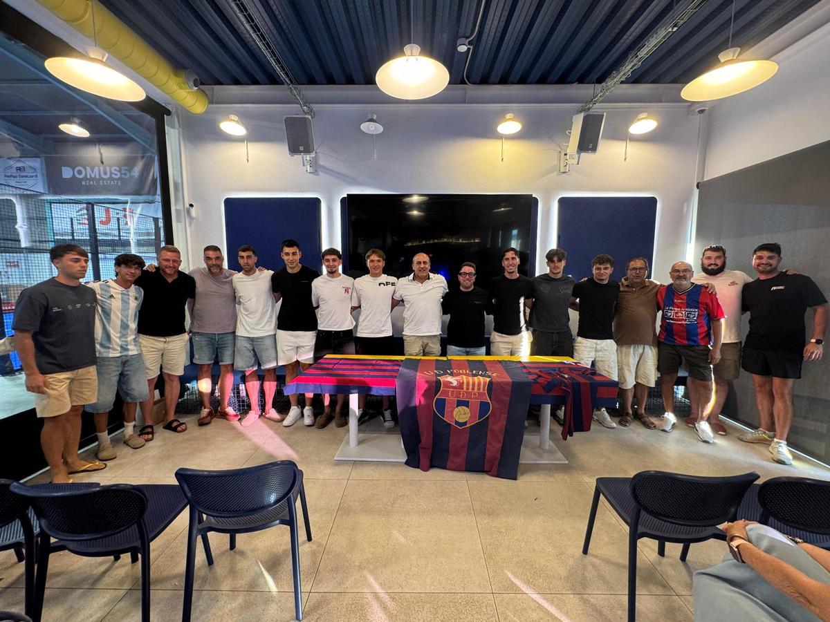 Los fichajes del Poblense posan en el acto.