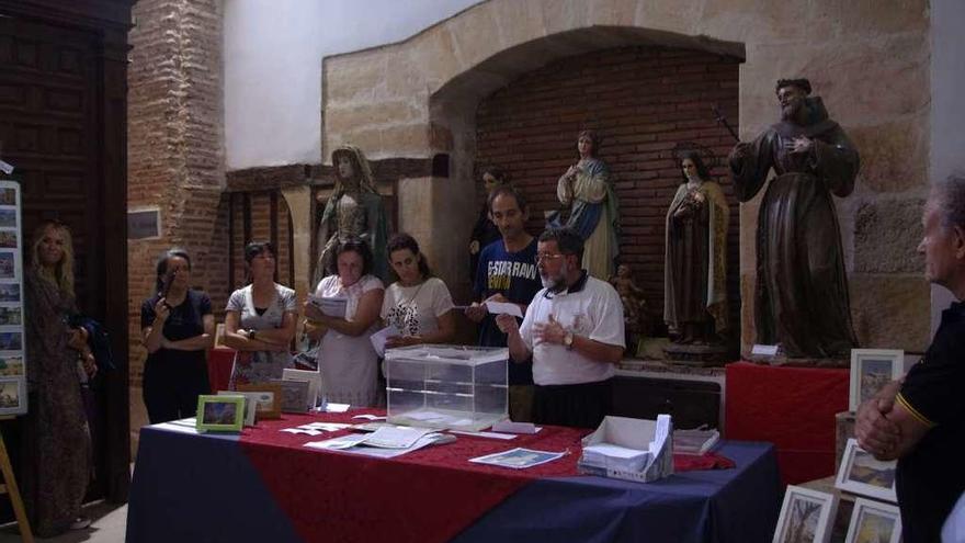 Subasta de cuadros en la ermita de los Dolores de Fuentesaúco, donde previamente fueron expuestos.