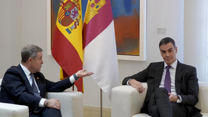 El presidente del Gobierno, Pedro Sánchez, y el presidente de Castilla-La Mancha, Emiliano García-Page, durante una reunión en Moncloa.