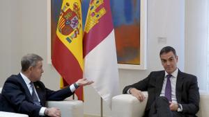 El presidente del Gobierno, Pedro Sánchez, y el presidente de Castilla-La Mancha, Emiliano García-Page, durante una reunión en Moncloa. 