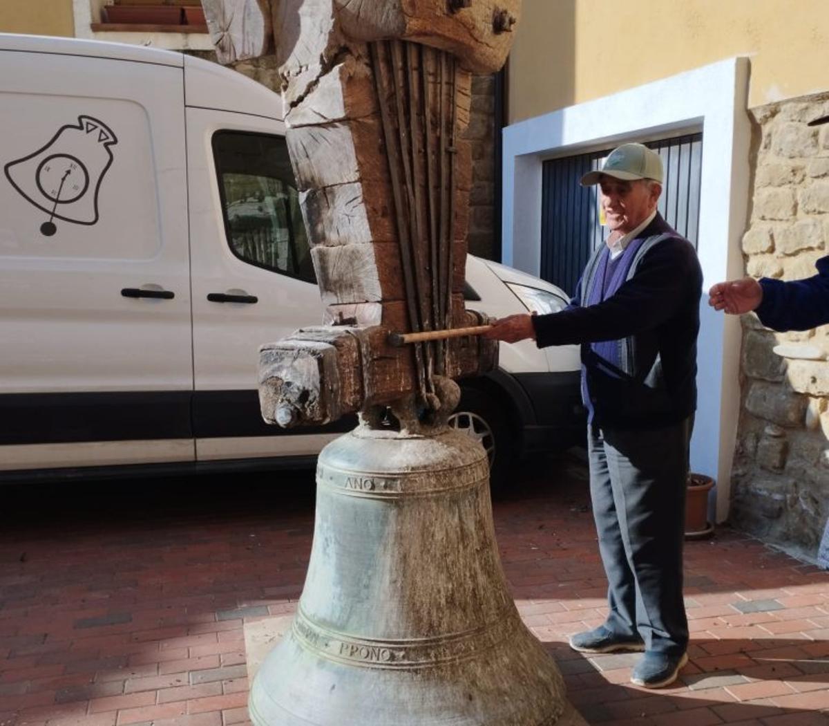 Una de las campanas desmontadas, al detalle. | AYTO BISCARRUÉS